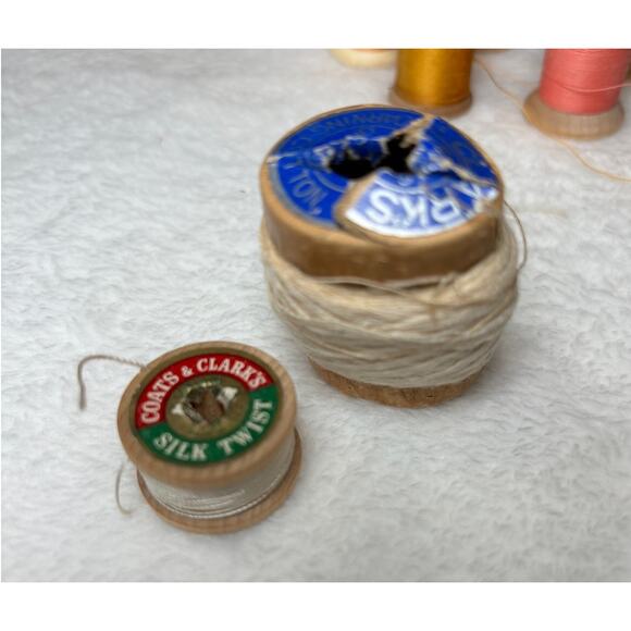 Vintage Lot 40 Wooden Spool Sewing Thread Coats & Clark Talon Belding Lily Conso - Picture 4 of 8